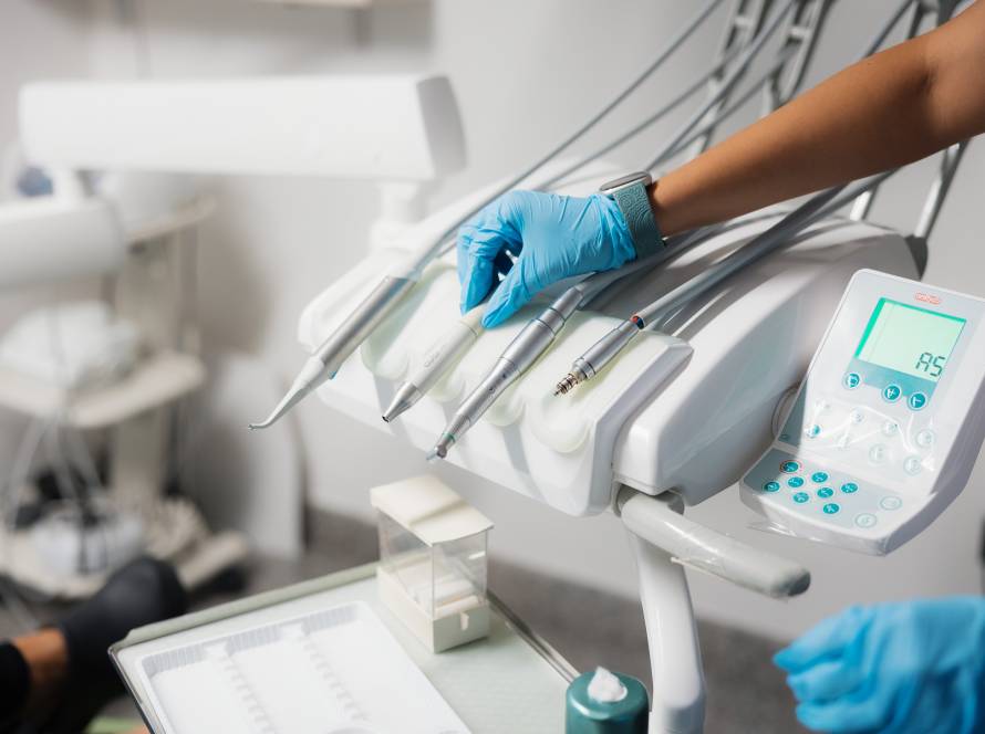 Assistente che adopera attrezzatura per lo Studio Dentistico Faldetta