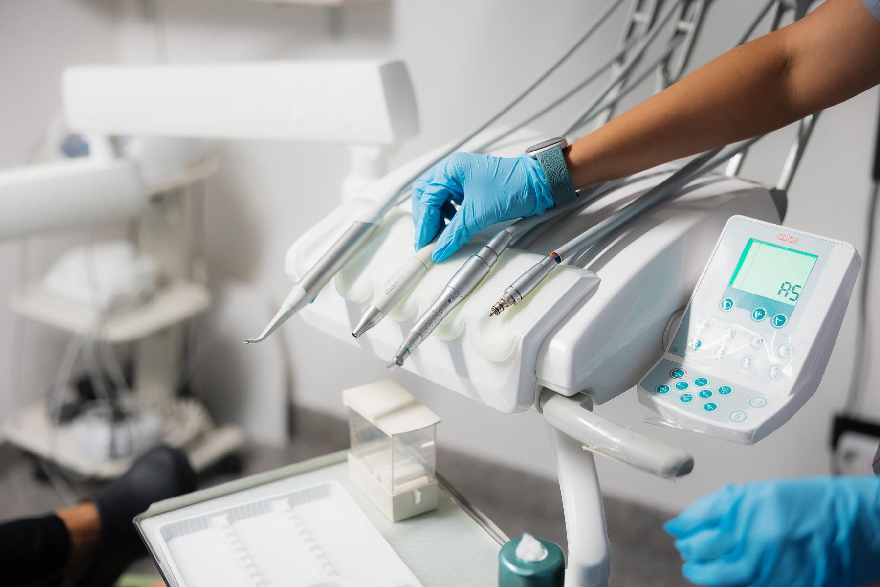 Assistente che adopera attrezzatura per lo Studio Dentistico Faldetta