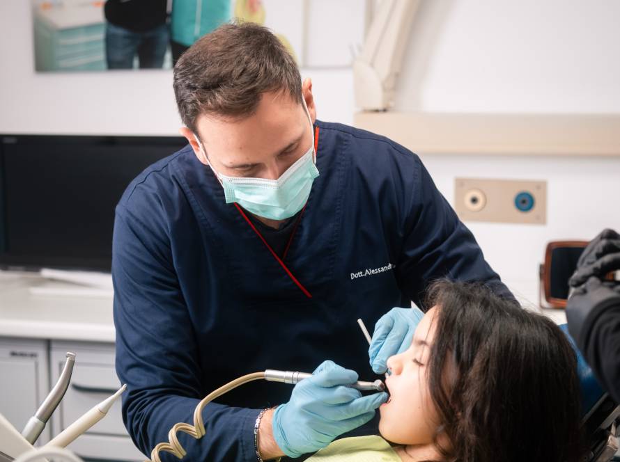 dr. faldetta che cura una carie ad una bambina nel suo studio a brindisi