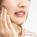 Sensibilità dentale in estate: perché i denti fanno male con gelati e bevande fredde?