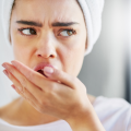Alito cattivo persistente: quando la causa può essere dentale?