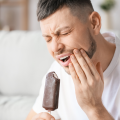 Denti sensibili al freddo: cause, rimedi e cosa fare in estate